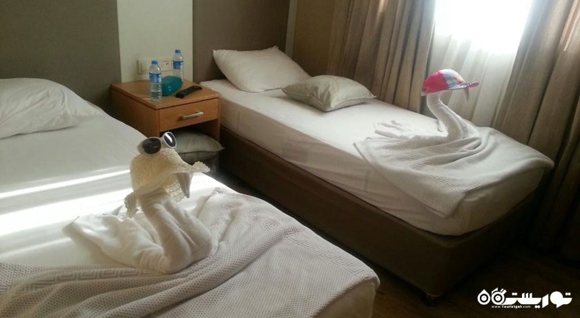 نمایی از اتاق استاندارد با تزیین روتختی	